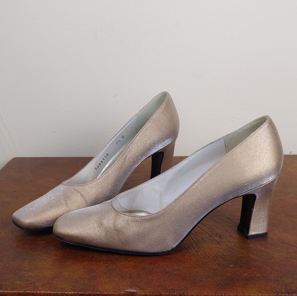 Stuart Weitzman Tan/Gold Block Toe Heels. - Picture 3 of 6